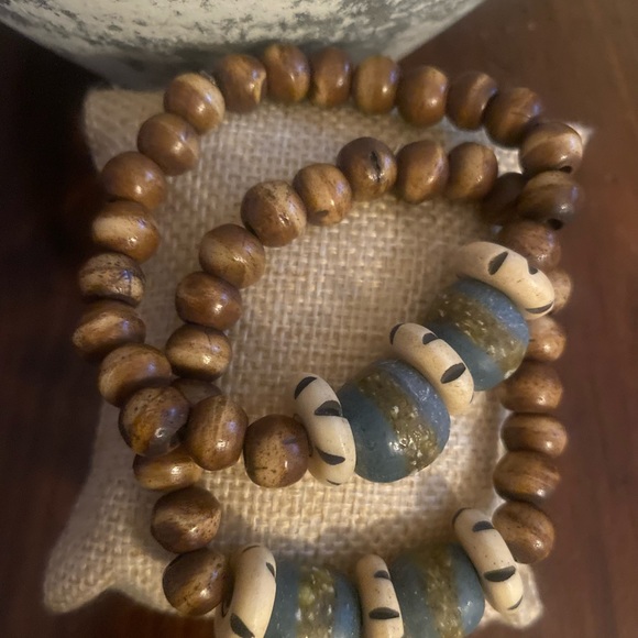 LiV deSigns Natural Wood Bead Stretch Bracelet - Picture 3 of 3